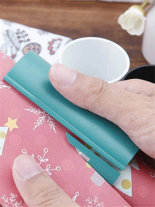 Weihnachtliches Geschenkpapier-Schneidegerät